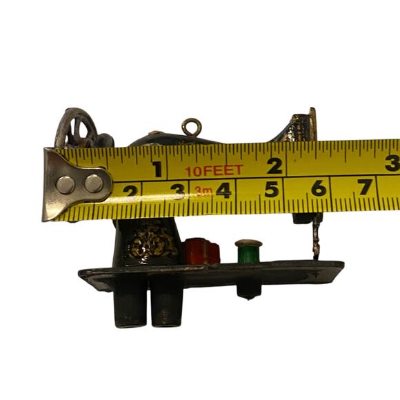 LOT of 2 Vintage Miniature Sewing Machines* FLAWED * ACME Dollhouse Magnet - Picture 10 of 10